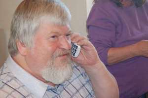 senior-mit-handy-am-ohr