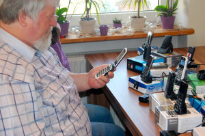 testperson-mit-seniorenhandy-in-der-hand